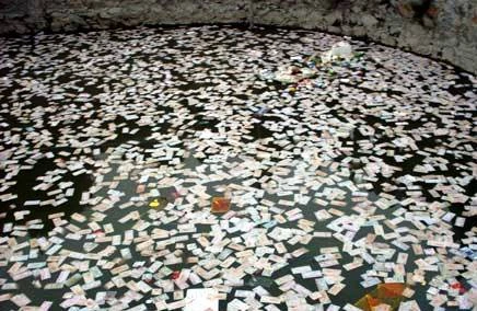 Quẳng tiền xuống sông